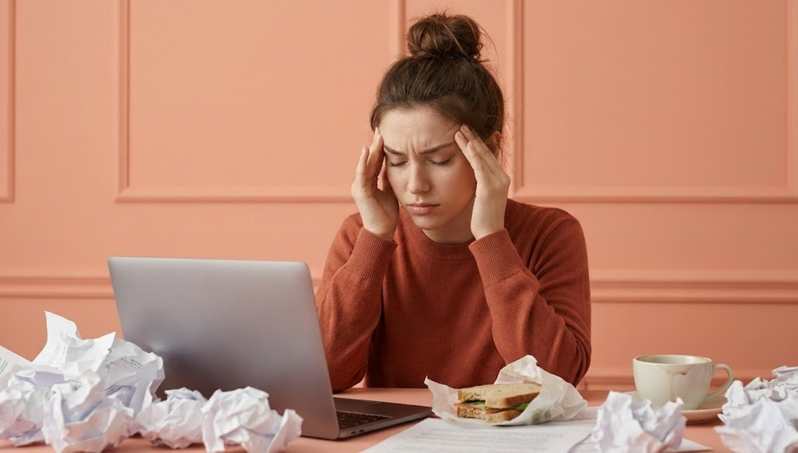 Femme entrepreneur épuisée devant son ordinateur - épuisement entrepreneurial et burn-out business